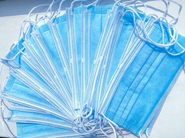 Маски одноразовые комплект 50шт 3-х слойные спонбонд с антибакт слоем мельтблаун 1/70