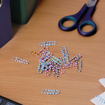 Скрепки BRAUBERG 28 мм с цветными полосками 100 шт  в карт. коробке 1/10