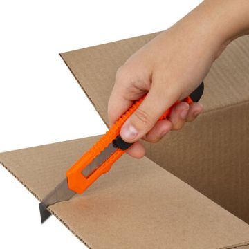 Нож канцелярский 18мм с фиксатором упаковка с европодвесом Staff 1/24